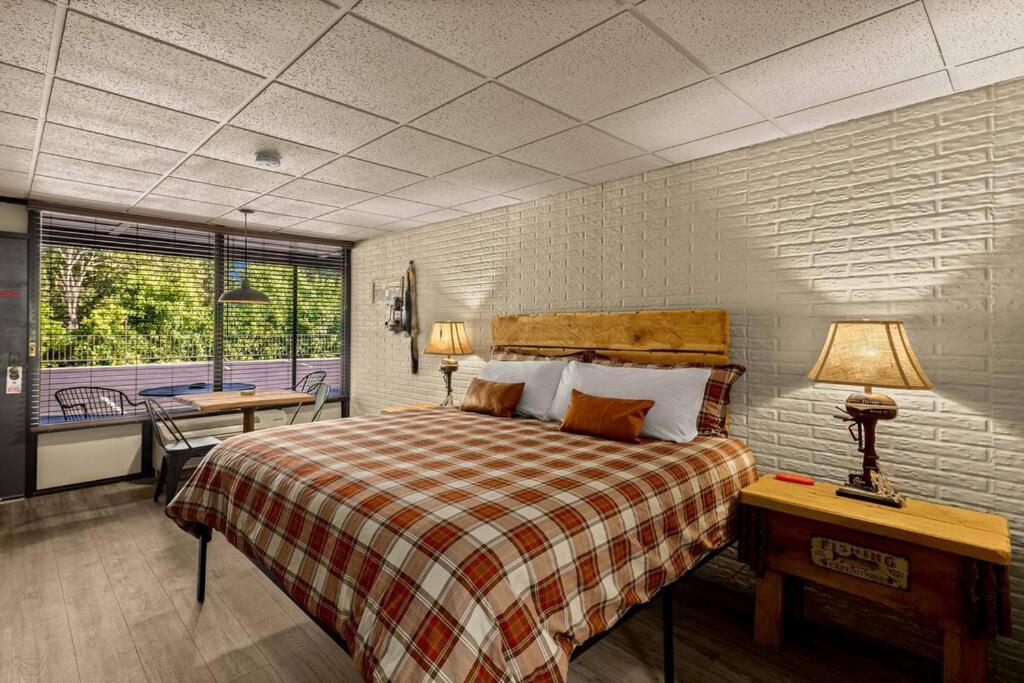 Stonegate Lodge Bed, Wifi, 50In Roku Tv, Salt Water Pool Room #109 Eureka Springs Eksteriør bilde