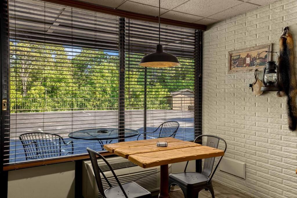 Stonegate Lodge Bed, Wifi, 50In Roku Tv, Salt Water Pool Room #109 Eureka Springs Eksteriør bilde