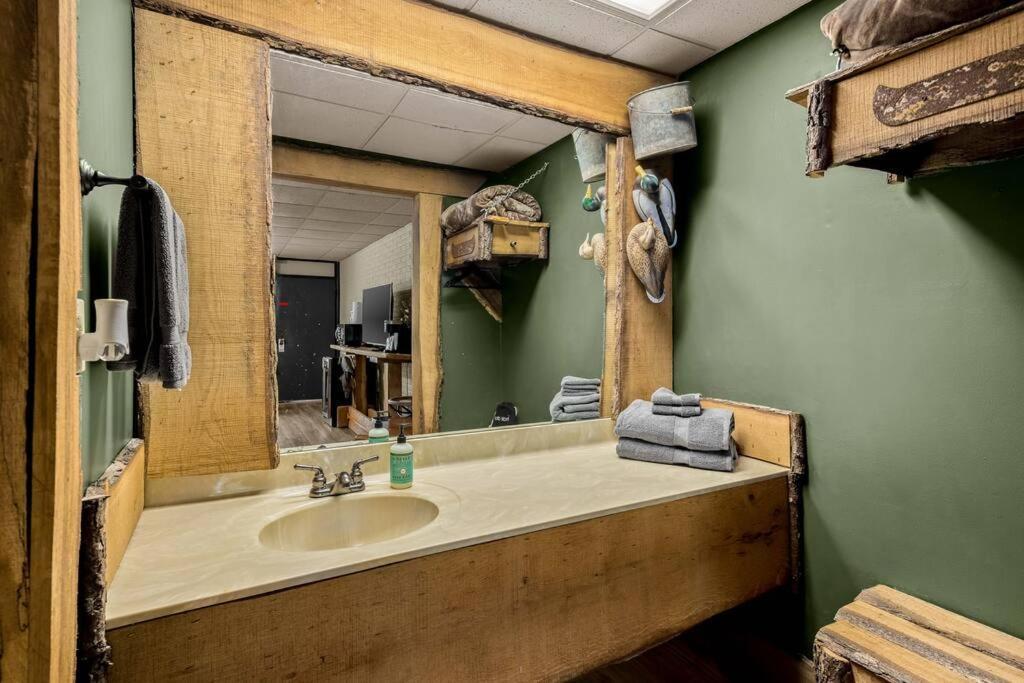 Stonegate Lodge Bed, Wifi, 50In Roku Tv, Salt Water Pool Room #109 Eureka Springs Eksteriør bilde