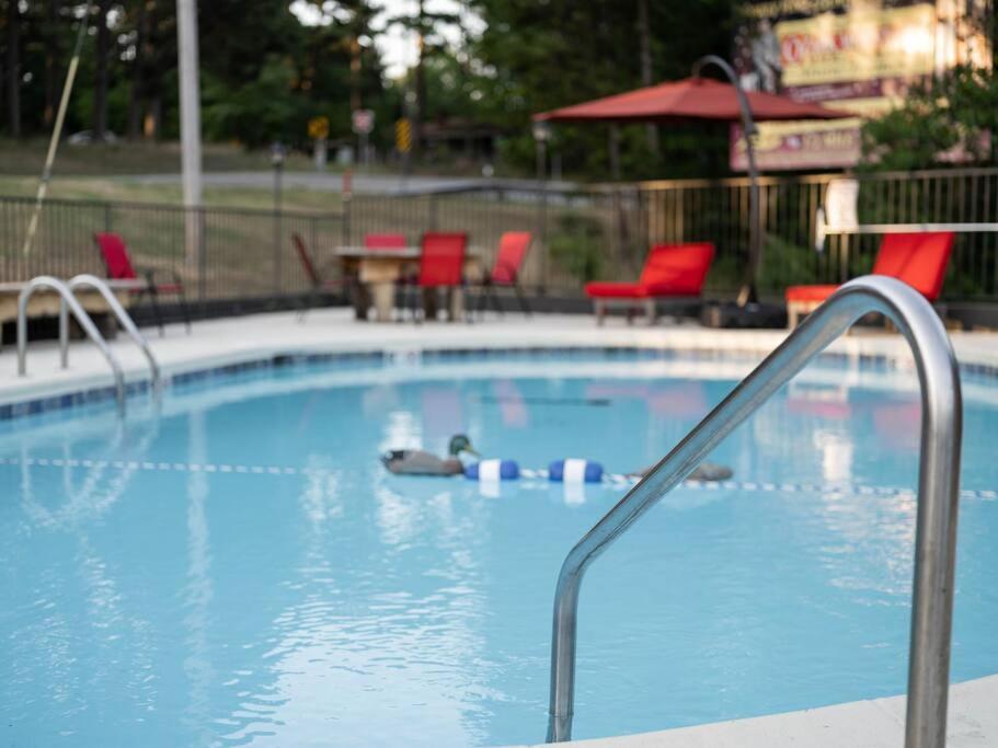 Stonegate Lodge Bed, Wifi, 50In Roku Tv, Salt Water Pool Room #109 Eureka Springs Eksteriør bilde